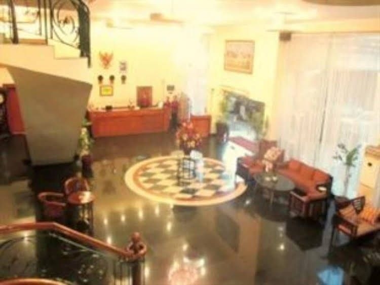 Royal Regal Hotel0