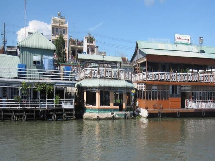 Floating Hotel0