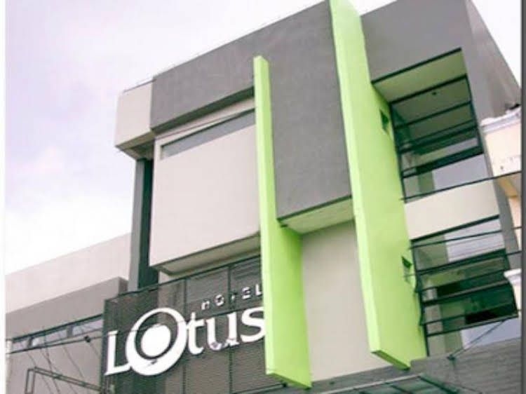 โรงแรมโลตัส ซูบัง (Lotus Hotel Subang)0