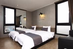S& Hotel0