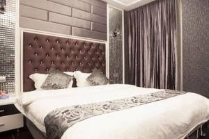 Moon Theme Hotel0