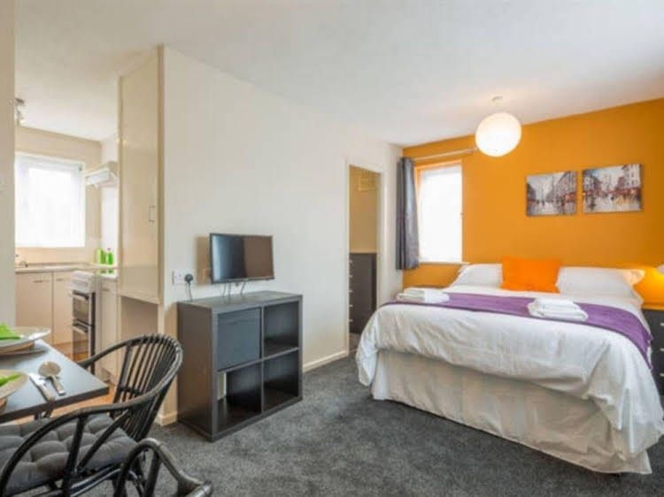 Armitage Apartment0