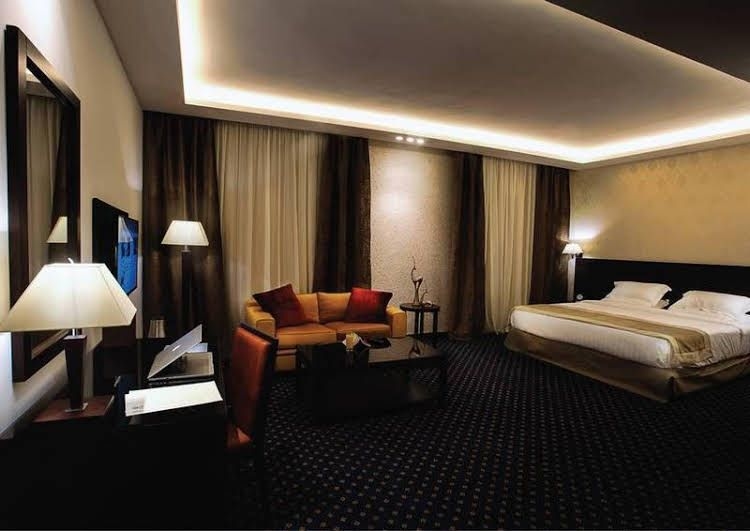Seven Roses Hotel0