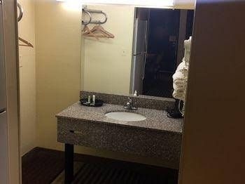 Economy Inn0