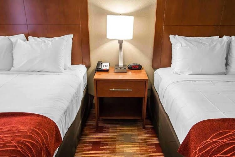 Clarion Inn and Suites0