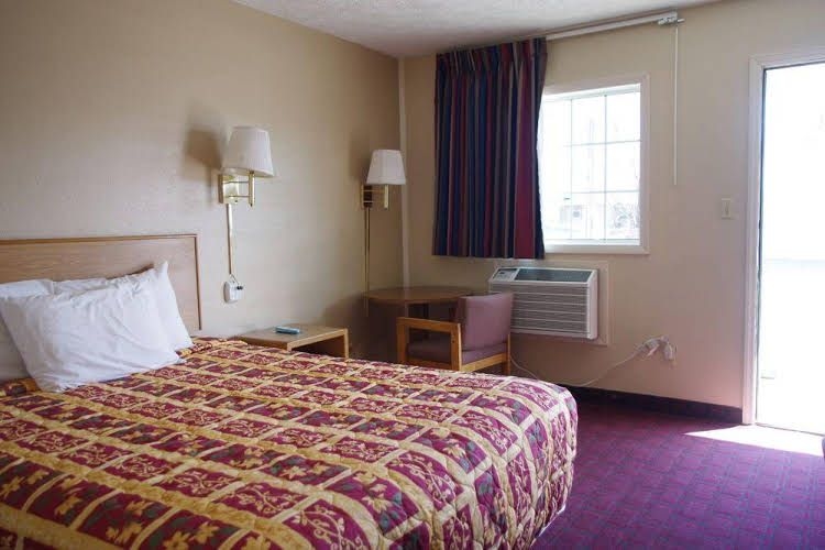 Economy Inn3