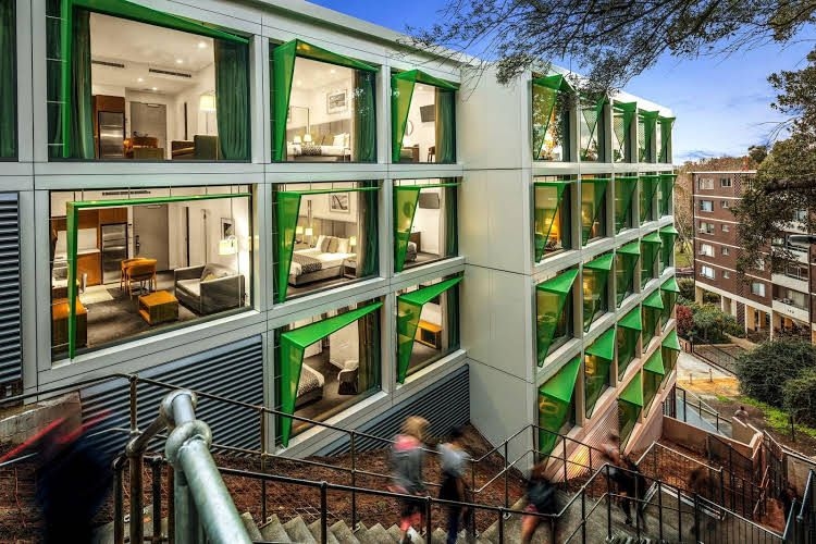 เควสต์ เมานต์ส เบย์ โรด (Quest Mounts Bay Road)1