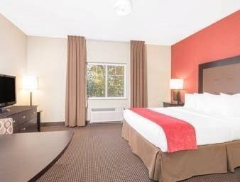 Hawthorn Suites by Wyndham Williston0