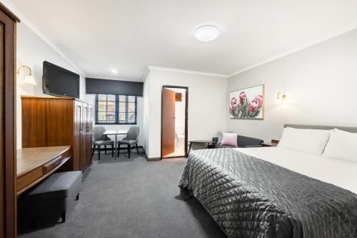 Adelaide Inn0