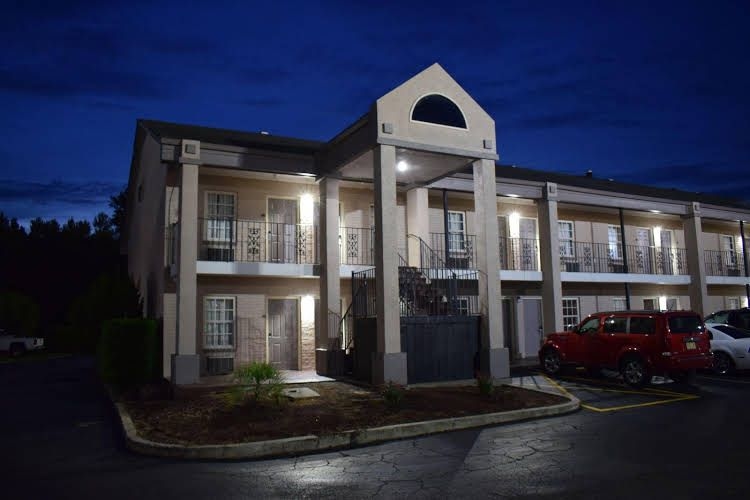 Crossroads Inn and Suites0