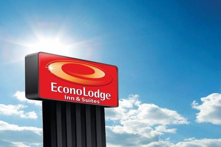 Econo Lodge Inn and Suites0