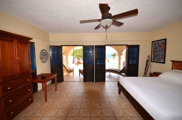 Mariposa Beach Suites0