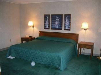Days Inn and Suites New Buffalo0