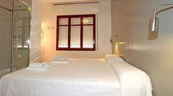 HOSTAL Y APARTAMENTOS RIPOLL0