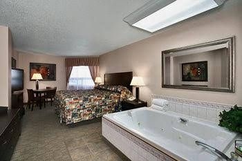Guest House Inn and Suites0