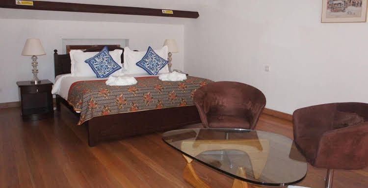 โรงแรมฮีเรน สเตรท (Heeren Straits Hotel)1