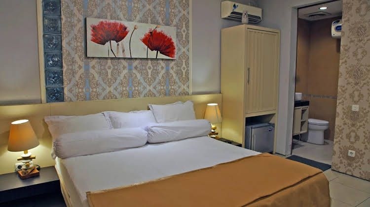 RedDoorz Near Ciputra World1