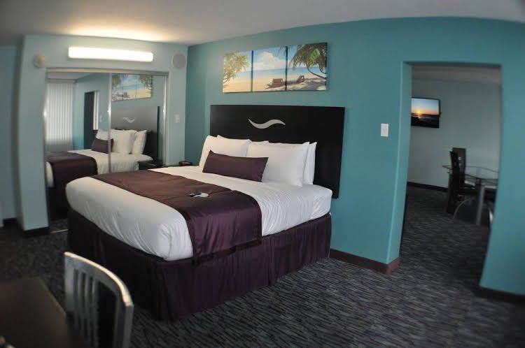 California Palms and Suites0