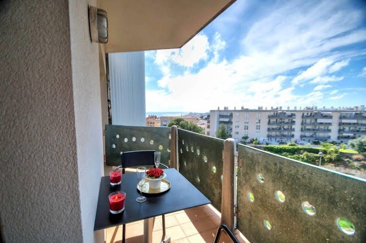 Alicia Apartment0