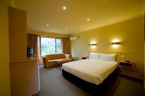 Strahan Village2