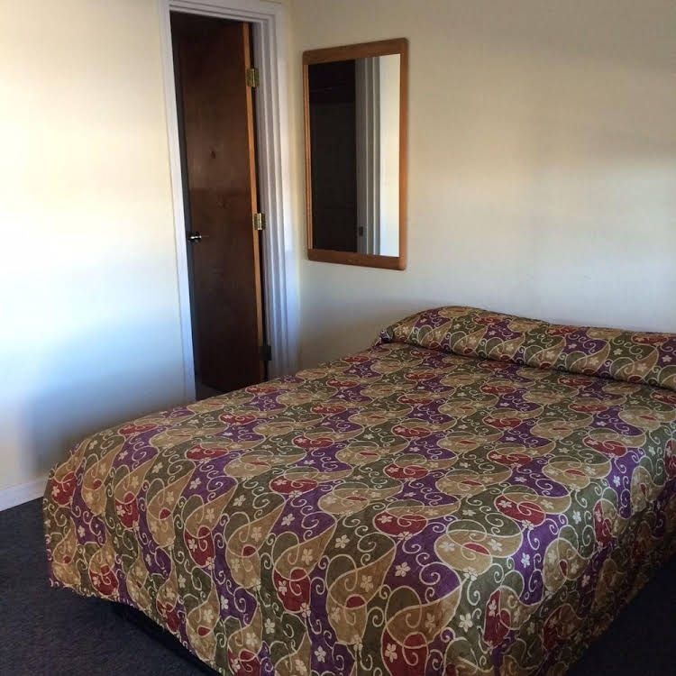 Colonial Motel0