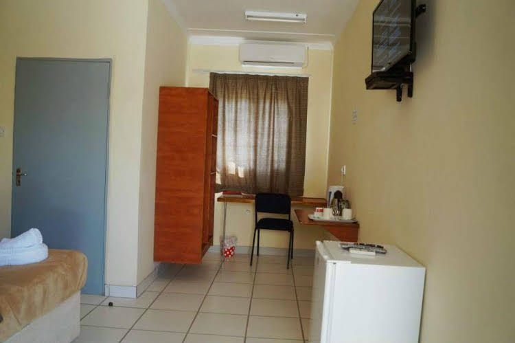 Qhwigaba Guest Lodge1