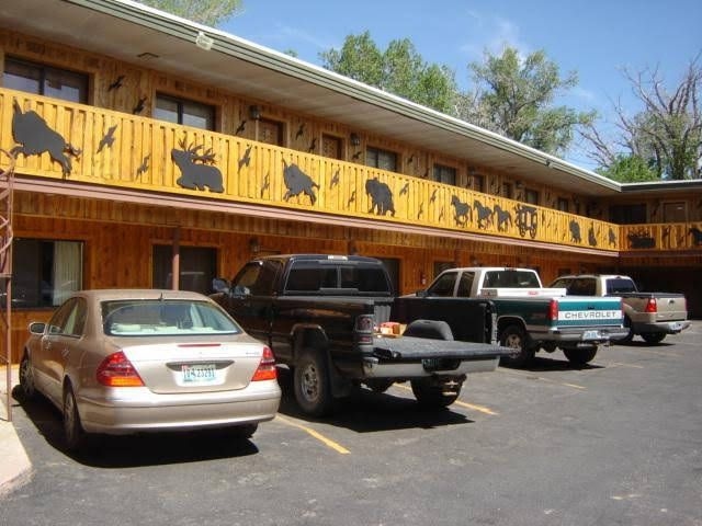 THE FRONTIER LODGE0