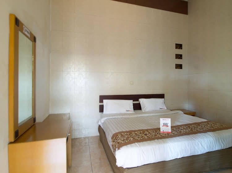 RedDoorz @ Gatot Subroto3
