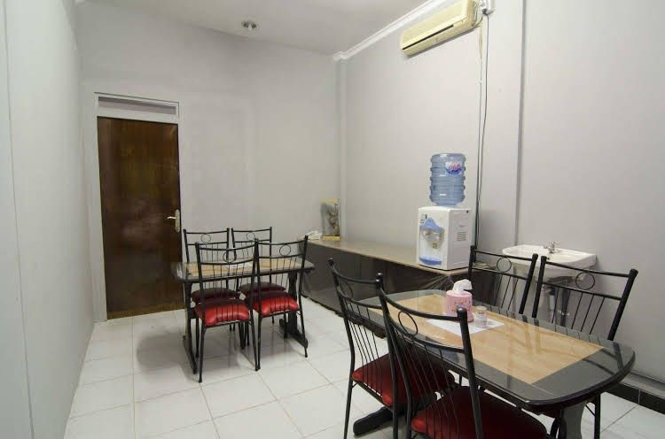 RedDoorz Raya Ngagel0