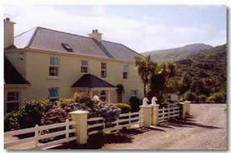 Hillcrest Farmhouse0