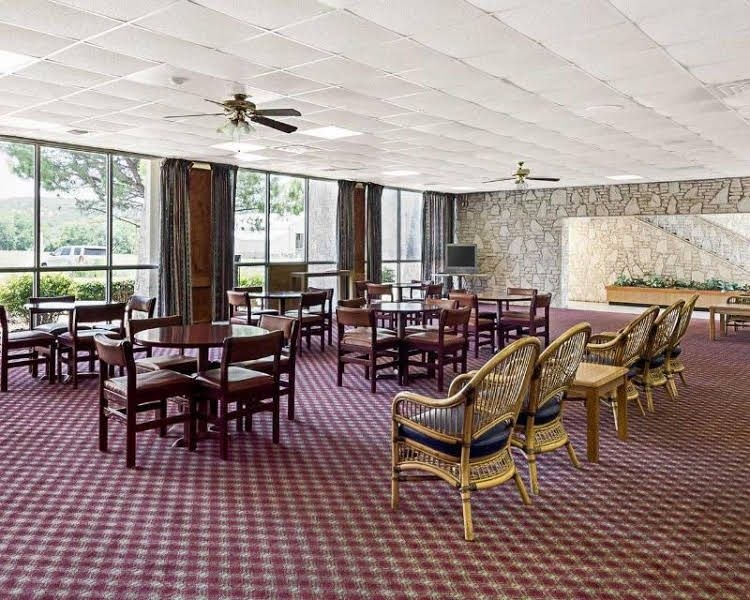 Econo Lodge4