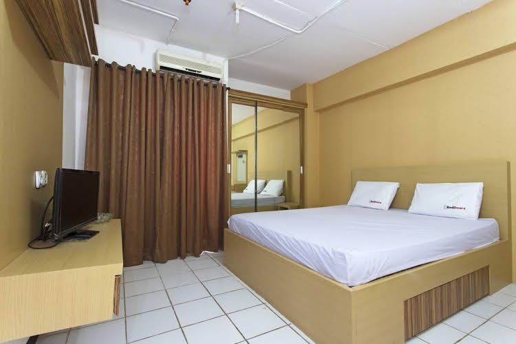 RedDoorz Apartment @ Sentra Timur0