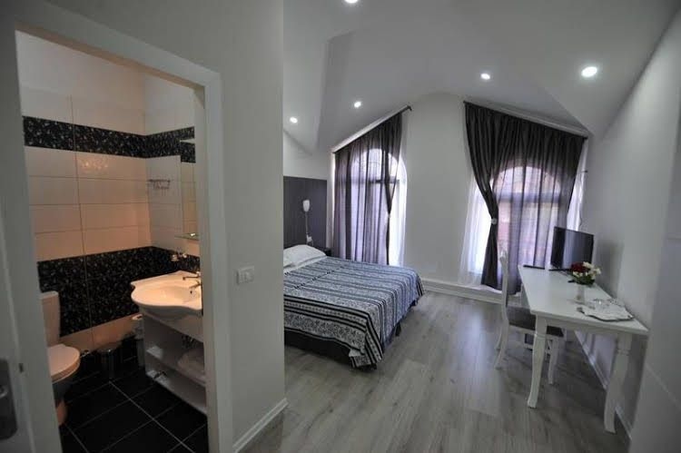 Rose Garden Hotel2