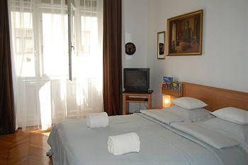 Painter Apartment0