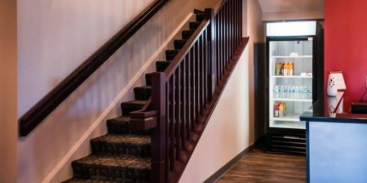 Holmes Suites and Inn0