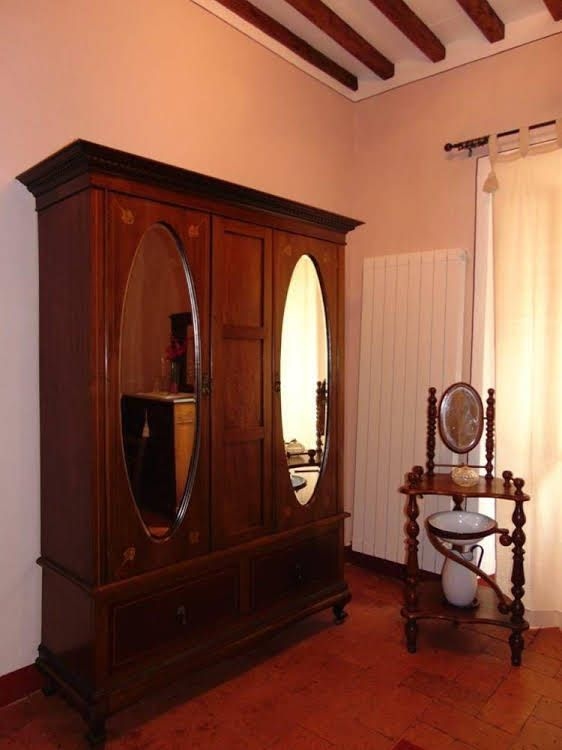Domus GhibellinaeFonte di San Benedetto0