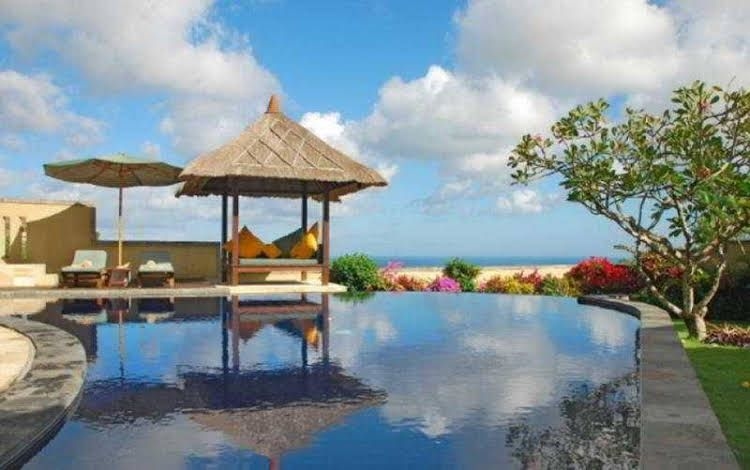 Frangipani Beach Villa0
