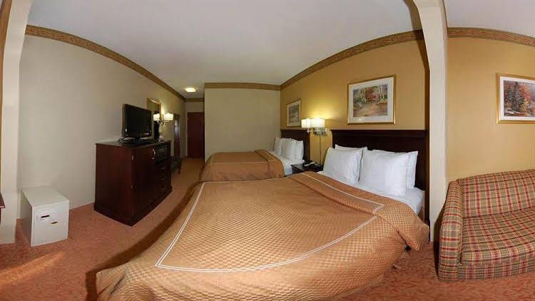 Red Roof Inn and Suites Hinesville4
