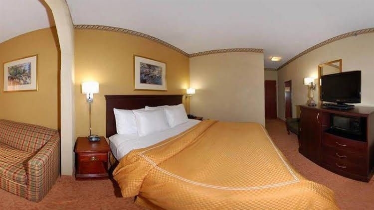 Red Roof Inn and Suites Hinesville0
