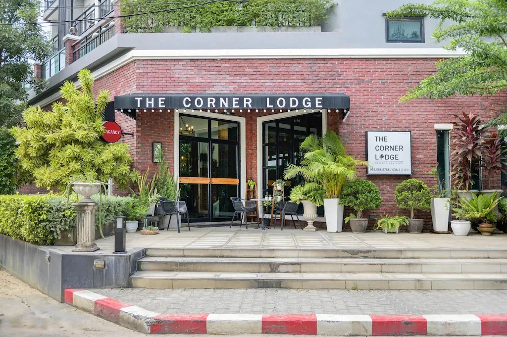เดอะ คอร์เนอร์ ลอดจ์ (The Corner Lodge)0