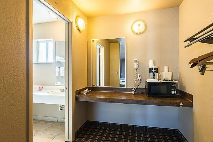 Econo Lodge0