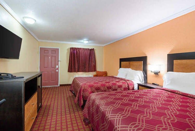 Rodeway Inn West Dodge0