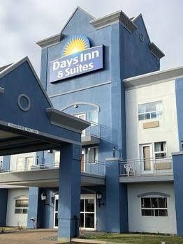 Days Inn and Suites Brooks0