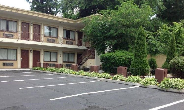 Econo Lodge Downtown0