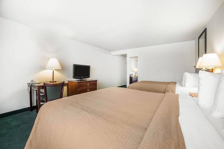 Econo Lodge Ponderosa0