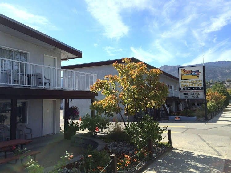 Golden Sands Resort Motel0