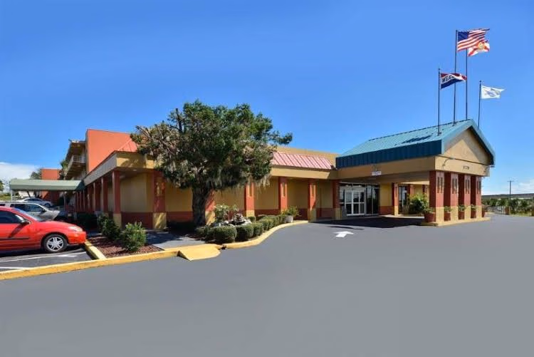Econo Lodge Space Center0
