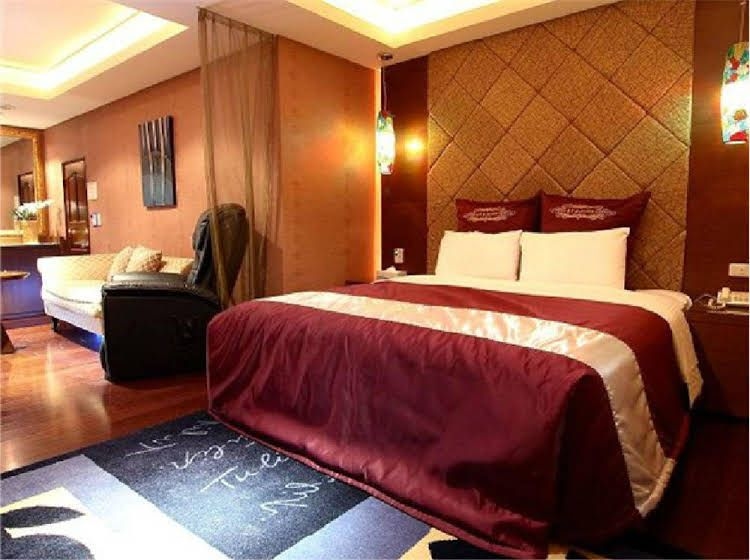 คาร์นิวาล โมเต็ล (Carnival Motel)1