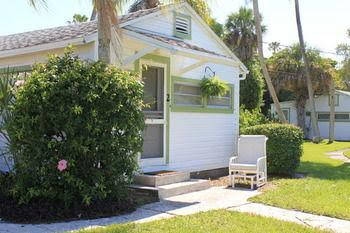 Indian River Lagoon Waterfront Cottages0