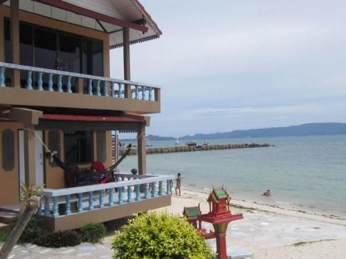 จรุง บังกะโล (Charung Bungalows)0